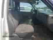 2005 GMC Sierra 1500 Work Truck z VIN 1GTEC14X55Z141000, wystawiony jako Copart lot #64566835 z przebiegiem 159 276 mil mil oraz Czysty tytuł • Clean title. Historia ofert i sprzedaży dostępna na DreamBid. Obrazek 10.