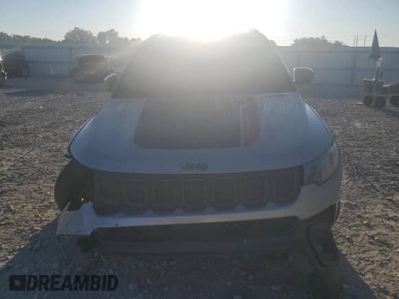2022 Jeep Compass Trailhawk z VIN 3C4NJDDB1NT132457, wystawiony jako Copart lot #70521195 z przebiegiem 60 495 mil mil oraz Szkoda całkowita • Salvage title. Historia ofert i sprzedaży dostępna na DreamBid. Obrazek 5.
