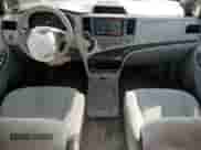 2013 Toyota Sienna L z VIN 5TDZK3DC2DS311262, wystawiony jako Copart lot #71400265 z przebiegiem 265 964 mil mil oraz Szkoda całkowita • Salvage title. Historia ofert i sprzedaży dostępna na DreamBid. Obrazek 8.