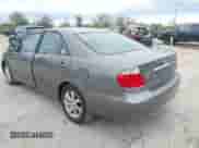 2005 Toyota Camry LE z VIN 4T1BF30K35U604602, wystawiony jako IAAI lot #43415458 z przebiegiem 217 265 mil mil oraz . Historia ofert i sprzedaży dostępna na DreamBid. Obrazek 3.