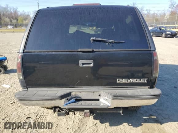 1998 Chevrolet Tahoe z VIN 3GNEK18R9WG123185, wystawiony jako Copart lot #53020915 z przebiegiem 310 261 mil mil oraz Nie do naprawy • Non repairable. Historia ofert i sprzedaży dostępna na DreamBid. Obrazek 6.