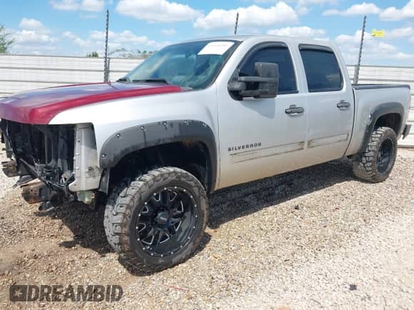 2011 Chevrolet Silverado 1500 LT z VIN 3GCPKSEA4BG110005, wystawiony jako IAAI lot #43310190 z przebiegiem 212 111 mil mil oraz . Historia ofert i sprzedaży dostępna na DreamBid. Obrazek 2.