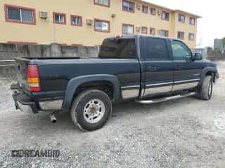 2002 Chevrolet Silverado 1500HD LT z VIN 1GCGK13U42F150688, wystawiony jako Copart lot #63464955 z przebiegiem 283 185 mil mil oraz Szkoda całkowita • Salvage title. Historia ofert i sprzedaży dostępna na DreamBid. Obrazek 3.