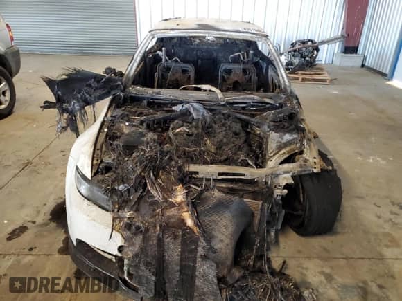 2011 BMW M3 z VIN WBSDX9C50BE399046, wystawiony jako Copart lot #83610864 z przebiegiem Nie podano mil oraz Nie do naprawy • Non repairable. Historia ofert i sprzedaży dostępna na DreamBid. Obrazek 5.