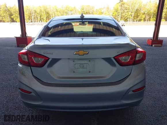 2018 Chevrolet Cruze LT z VIN 1G1BE5SMXJ7186753, wystawiony jako IAAI lot #43260167 z przebiegiem 52 458 mil mil oraz . Historia ofert i sprzedaży dostępna na DreamBid. Obrazek 16.