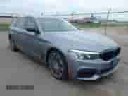 2019 BMW 5 Series 540i xDrive z VIN WBAJE7C52KWW00201, wystawiony jako IAAI lot #42275550 z przebiegiem 78 169 mil mil oraz . Historia ofert i sprzedaży dostępna na DreamBid. Obrazek 1.