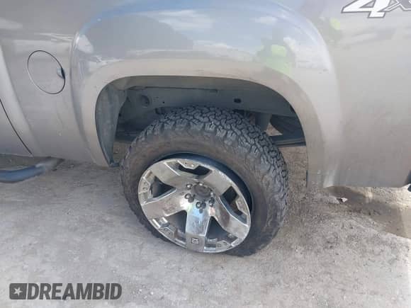 2008 GMC Sierra 1500 SL with VIN 2GTEK13C881177214, listed as a IAAI auction lot 42700617 with Not provided miles and . Bid and sale history available at DreamBid. Image 6.