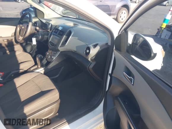 2015 Chevrolet Sonic LT z VIN 1G1JC5SB8F4115561, wystawiony jako IAAI lot #42884339 z przebiegiem 125 210 mil mil oraz . Historia ofert i sprzedaży dostępna na DreamBid. Obrazek 5.