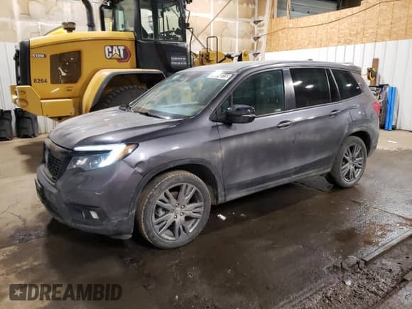 2020 Honda Passport EX-L z VIN 5FNYF7H55LB000561, wystawiony jako Copart lot #52014515 z przebiegiem 51 954 mil mil oraz Czysty tytuł • Clean title. Historia ofert i sprzedaży dostępna na DreamBid. Obrazek 1.