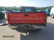 2002 Chevrolet Silverado 1500 z VIN 1GCEC14W62Z112267, wystawiony jako Copart lot #62826425 z przebiegiem 332 934 mil mil oraz Szkoda całkowita • Salvage title. Historia ofert i sprzedaży dostępna na DreamBid. Obrazek 6.