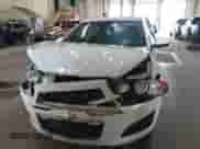 2014 Chevrolet Sonic LT z VIN 1G1JC5SB6E4146872, wystawiony jako IAAI lot #42595603 z przebiegiem 139 772 mil mil oraz . Historia ofert i sprzedaży dostępna na DreamBid. Obrazek 12.