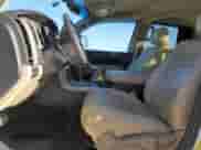 2012 Toyota Tundra z VIN 5TFRM5F13CX040352, wystawiony jako Copart lot #82679795 z przebiegiem 131 423 mil mil oraz Szkoda całkowita • Salvage title. Historia ofert i sprzedaży dostępna na DreamBid. Obrazek 7.