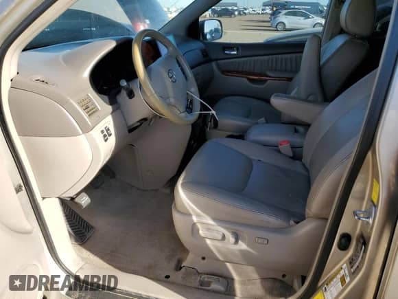 2010 Toyota Sienna XLE с VIN 5TDYK4CC1AS312935, выставлен на аукционе Copart как лот 84916835 с пробегом 147 715 миль миль и Списание • Salvage title. История ставок и продаж доступна на DreamBid. Изображение 7.