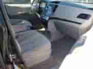 2014 Toyota Sienna LE z VIN 5TDJK3DC0ES091392, wystawiony jako IAAI lot #43138131 z przebiegiem 161 711 mil mil oraz . Historia ofert i sprzedaży dostępna na DreamBid. Obrazek 5.