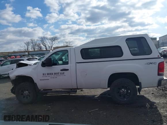 2011 GMC Sierra 1500 Work Truck z VIN 1GTN2TE01BZ326091, wystawiony jako IAAI lot #41516755 z przebiegiem Nie podano mil oraz . Historia ofert i sprzedaży dostępna na DreamBid. Obrazek 14.