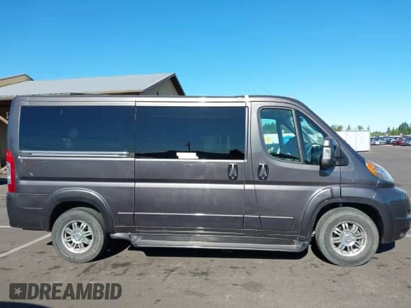 2018 Ram ProMaster Cargo z VIN 3C6TRVAG7JE147430, wystawiony jako IAAI lot #42730877 z przebiegiem 8 442 mil mil oraz . Historia ofert i sprzedaży dostępna na DreamBid. Obrazek 13.