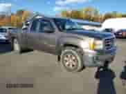 2013 GMC Sierra 1500 SLE z VIN 1GTR2VE7XDZ288664, wystawiony jako Copart lot #89510535 z przebiegiem 165 018 mil mil oraz Czysty tytuł • Clean title. Historia ofert i sprzedaży dostępna na DreamBid. Obrazek 4.