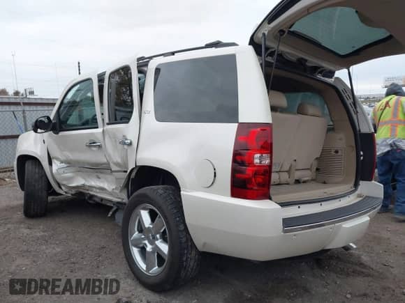 2014 Chevrolet Tahoe LTZ z VIN 1GNSKCE02ER115710, wystawiony jako IAAI lot #40946802 z przebiegiem 212 912 mil mil oraz . Historia ofert i sprzedaży dostępna na DreamBid. Obrazek 3.