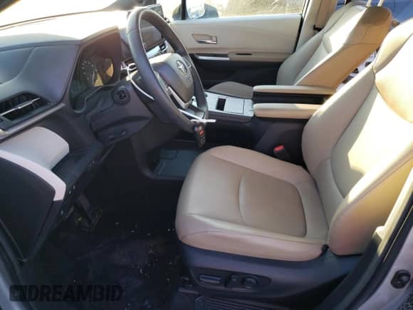 2023 Toyota Sienna XLE z VIN 5TDJRKEC2PS146951, wystawiony jako Copart lot #70893975 z przebiegiem 38 403 mil mil oraz Szkoda całkowita • Salvage title. Historia ofert i sprzedaży dostępna na DreamBid. Obrazek 7.