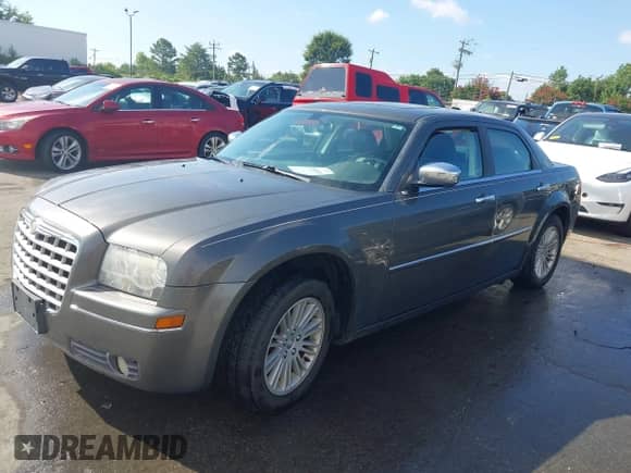 2010 Chrysler 300 Touring z VIN 2C3CA5CV6AH104783, wystawiony jako IAAI lot #42828116 z przebiegiem 256 913 mil mil oraz . Historia ofert i sprzedaży dostępna na DreamBid. Obrazek 14.