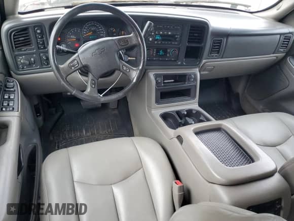 2005 Chevrolet Suburban LS z VIN 3GNFK16Z45G101746, wystawiony jako Copart lot #63064944 z przebiegiem 316 465 mil mil oraz Czysty tytuł • Clean title. Historia ofert i sprzedaży dostępna na DreamBid. Obrazek 8.