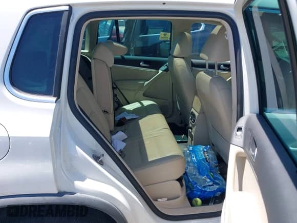 2013 Volkswagen Tiguan S z VIN WVGBV3AX0DW060270, wystawiony jako IAAI lot #42703723 z przebiegiem 96 922 mil mil oraz . Historia ofert i sprzedaży dostępna na DreamBid. Obrazek 8.