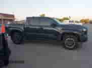 2024 Toyota Tacoma SR5 z VIN 3TMLB5JN8RM080821, wystawiony jako IAAI lot #43198796 z przebiegiem 13 169 mil mil oraz . Historia ofert i sprzedaży dostępna na DreamBid. Obrazek 13.