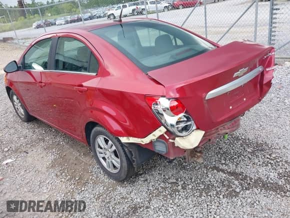 2012 Chevrolet Sonic LT z VIN 1G1JD5SBXC4177472, wystawiony jako IAAI lot #42549568 z przebiegiem 289 323 mil mil oraz . Historia ofert i sprzedaży dostępna na DreamBid. Obrazek 3.