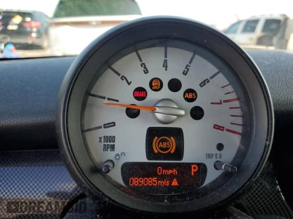 2011 MINI Hardtop S with VIN WMWSV3C50BTY15977, listed as a Copart auction lot 52802295 with 89,085 mi miles and Salvage title. Bid and sale history available at DreamBid. Image 9.