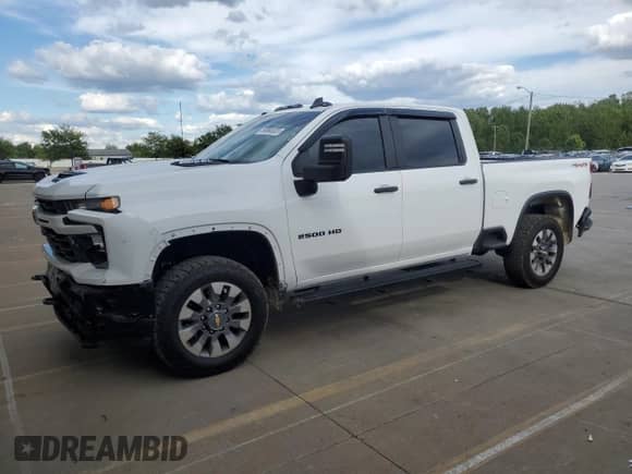 2024 Chevrolet Silverado 2500HD Custom с VIN 2GC4YME75R1132258, выставлен на аукционе Copart как лот 69998305 с пробегом 87 232 миль миль и Списание • Salvage title. История ставок и продаж доступна на DreamBid. Изображение 1.