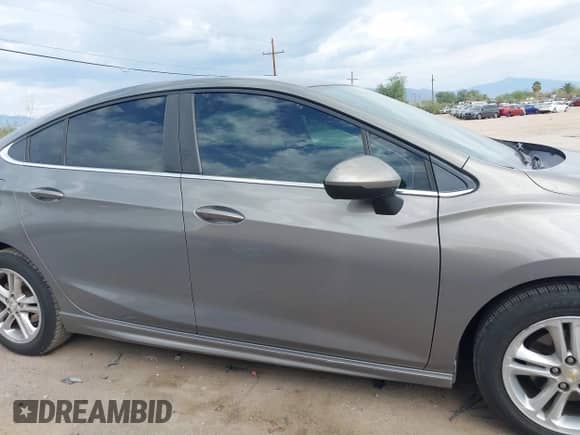 2017 Chevrolet Cruze LT z VIN 1G1BE5SMXH7215310, wystawiony jako IAAI lot #43400905 z przebiegiem 129 073 mil mil oraz . Historia ofert i sprzedaży dostępna na DreamBid. Obrazek 13.