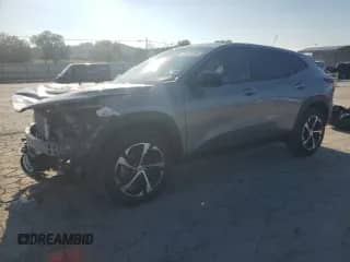 2025 Chevrolet Trax 1RS с VIN KL77LGEP4SC199024, выставлен на аукционе Copart как лот 81872495 с пробегом 3 015 миль миль и Списание • Salvage title. История ставок и продаж доступна на DreamBid. Изображение 1.