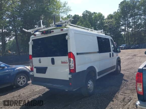 2015 Ram ProMaster Cargo z VIN 3C6TRVAG1FE520713, wystawiony jako IAAI lot #42751678 z przebiegiem 231 167 mil mil oraz . Historia ofert i sprzedaży dostępna na DreamBid. Obrazek 4.