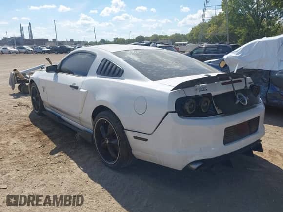 2014 Ford Mustang GT z VIN 1ZVBP8CF8E5200618, wystawiony jako IAAI lot #43128311 z przebiegiem 115 137 mil mil oraz . Historia ofert i sprzedaży dostępna na DreamBid. Obrazek 3.