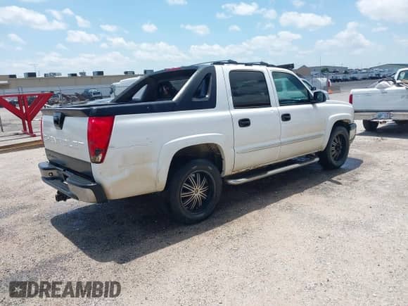 2005 Chevrolet Avalanche LS с VIN 3GNEC12Z15G267981, выставлен на аукционе IAAI как лот 42345543 с пробегом 235 585 миль миль и . История ставок и продаж доступна на DreamBid. Изображение 4.