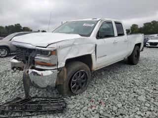 2018 Chevrolet Silverado 1500 LT z VIN 1GCVKREC7JZ151048, wystawiony jako Copart lot #80355965 z przebiegiem 63 922 mil mil oraz Szkoda całkowita • Salvage title. Historia ofert i sprzedaży dostępna na DreamBid. Obrazek 1.