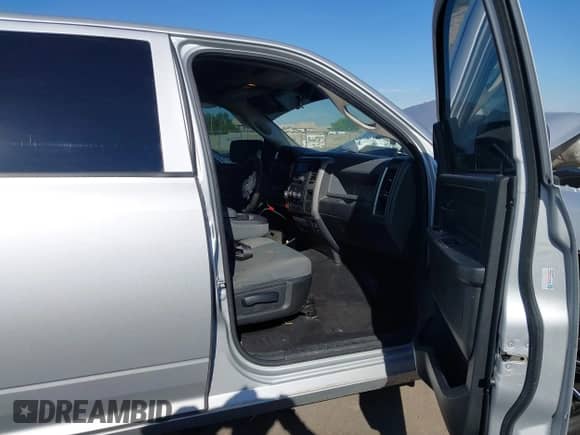 2018 Ram 1500 Tradesman z VIN 1C6RR6KM2JS225601, wystawiony jako IAAI lot #43214577 z przebiegiem 164 538 mil mil oraz . Historia ofert i sprzedaży dostępna na DreamBid. Obrazek 5.