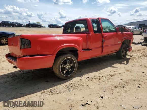 2002 Chevrolet S-10 LS z VIN 1GCCS195128221865, wystawiony jako Copart lot #56324025 z przebiegiem Nie podano mil oraz Szkoda całkowita • Salvage title. Historia ofert i sprzedaży dostępna na DreamBid. Obrazek 3.
