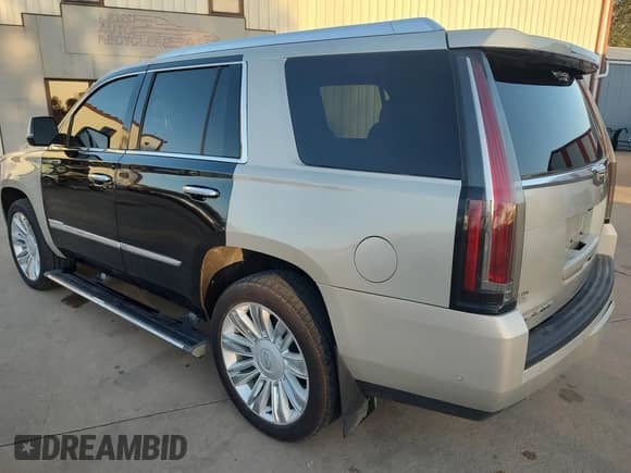 2017 Cadillac Escalade Platinum с VIN 1GYS4DKJ8HR383861, выставлен на аукционе IAAI как лот 43492366 с пробегом 65 138 миль миль и . История ставок и продаж доступна на DreamBid. Изображение 3.