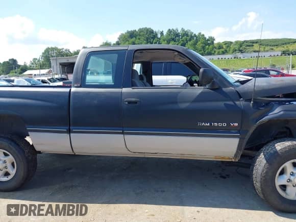 1996 Dodge 1500 z VIN 3B7HF13Z0TG175107, wystawiony jako IAAI lot #42721638 z przebiegiem 127 140 mil mil oraz . Historia ofert i sprzedaży dostępna na DreamBid. Obrazek 13.