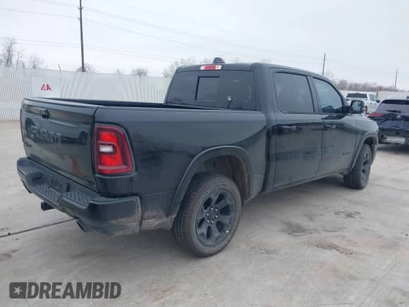 2025 Ram 1500 Big Horn z VIN 1C6RREFP3SN634401, wystawiony jako IAAI lot #41434346 z przebiegiem 4 226 mil mil oraz . Historia ofert i sprzedaży dostępna na DreamBid. Obrazek 4.