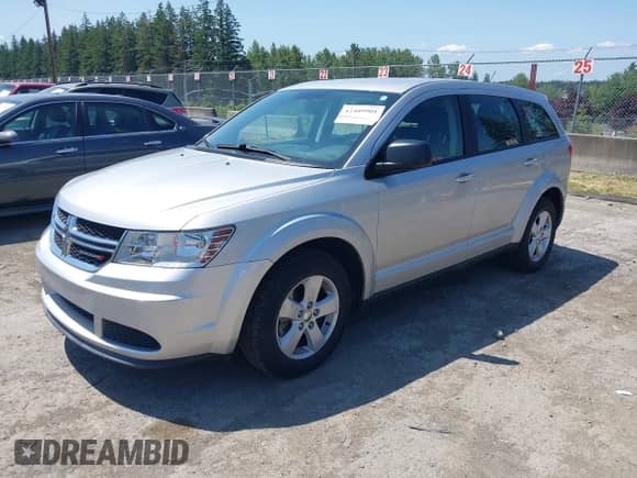 2013 Dodge Journey SE z VIN 3C4PDCAB3DT552847, wystawiony jako IAAI lot #42409901 z przebiegiem 97 482 mil mil oraz . Historia ofert i sprzedaży dostępna na DreamBid. Obrazek 2.