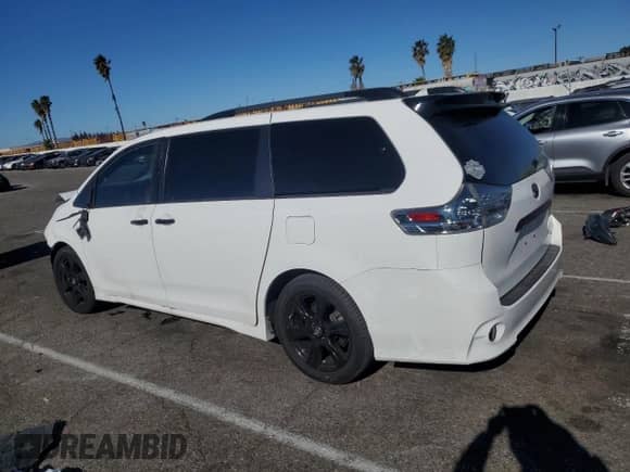 2020 Toyota Sienna SE z VIN 5TDXZ3DC9LS030514, wystawiony jako Copart lot #87978135 z przebiegiem 40 316 mil mil oraz Szkoda całkowita • Salvage title. Historia ofert i sprzedaży dostępna na DreamBid. Obrazek 2.