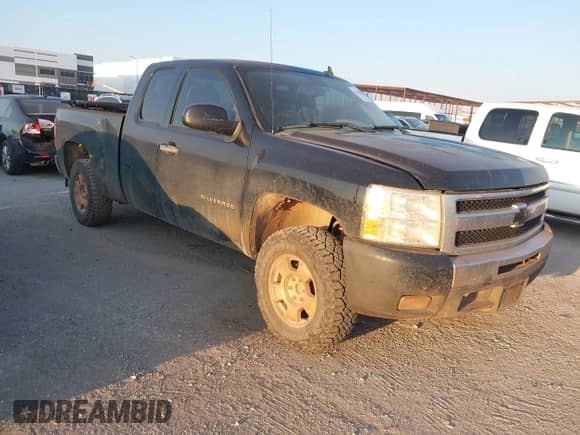 2011 Chevrolet Silverado 1500 LT z VIN 1GCRCSEAXBZ125243, wystawiony jako IAAI lot #43134333 z przebiegiem 261 653 mil mil oraz . Historia ofert i sprzedaży dostępna na DreamBid. Obrazek 1.