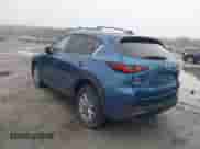 2023 Mazda CX-5 S Carbon Edition z VIN JM3KFBCM0P0195827, wystawiony jako IAAI lot #42905023 z przebiegiem 31 766 mil mil oraz . Historia ofert i sprzedaży dostępna na DreamBid. Obrazek 3.