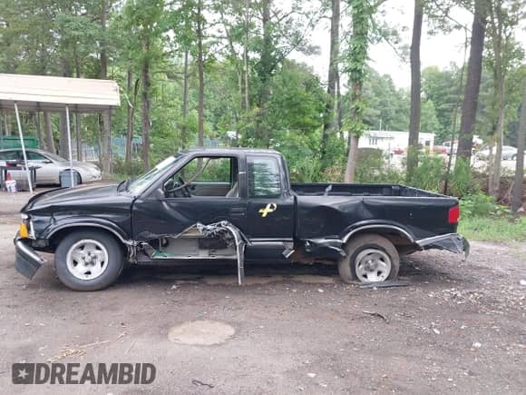 1996 Chevrolet S-10 LS z VIN 1GCCS19X5T8182796, wystawiony jako IAAI lot #42700891 z przebiegiem 174 721 mil mil oraz . Historia ofert i sprzedaży dostępna na DreamBid. Obrazek 14.