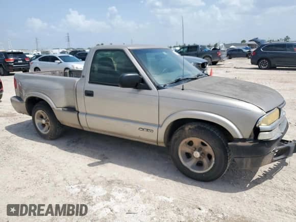 1999 Chevrolet S-10 z VIN 1GCCS1447X8105303, wystawiony jako Copart lot #63233315 z przebiegiem 326 280 mil mil oraz Szkoda całkowita • Salvage title. Historia ofert i sprzedaży dostępna na DreamBid. Obrazek 4.