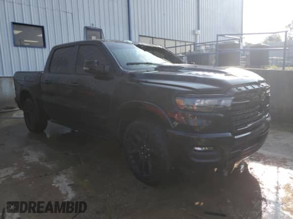 2025 Ram 1500 Laramie z VIN 1C6SRFJP1SN590350, wystawiony jako Copart lot #61554375 z przebiegiem 21 636 mil mil oraz Szkoda całkowita • Salvage title. Historia ofert i sprzedaży dostępna na DreamBid. Obrazek 4.