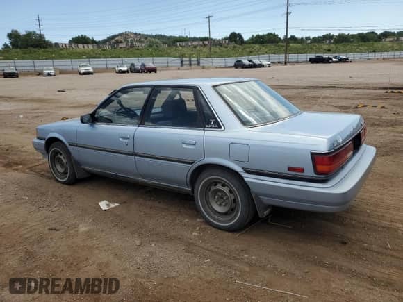1991 Toyota Camry DLX z VIN 4T1SV21EXMU352321, wystawiony jako Copart lot #62889595 z przebiegiem 171 990 mil mil oraz Czysty tytuł • Clean title. Historia ofert i sprzedaży dostępna na DreamBid. Obrazek 2.