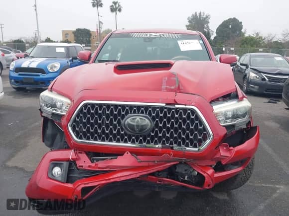 2018 Toyota Tacoma SR5 с VIN 3TMBZ5DN6JM015750, выставлен на аукционе IAAI как лот 41432507 с пробегом 114 643 миль миль и . История ставок и продаж доступна на DreamBid. Изображение 12.
